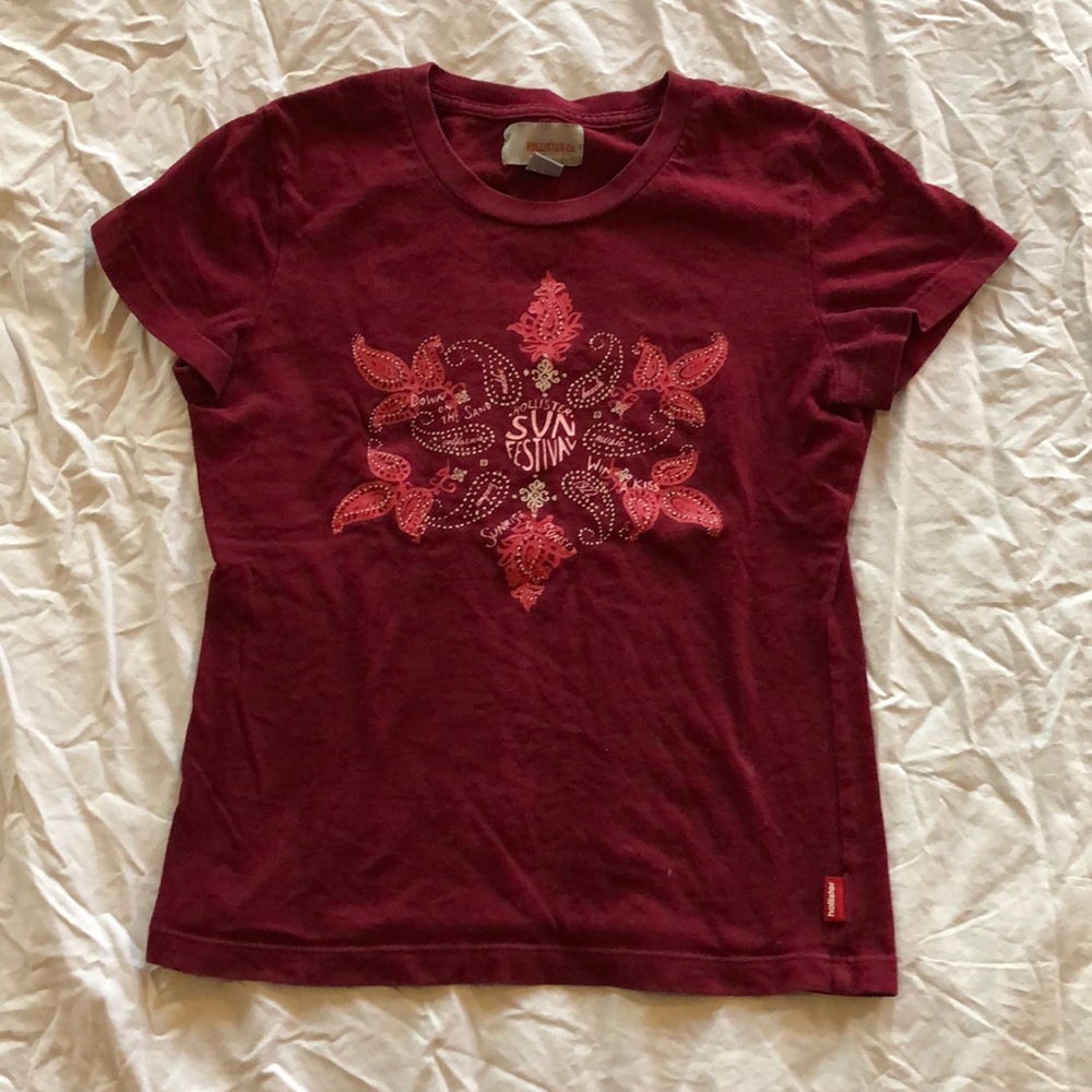🟣Maroon t-shirt